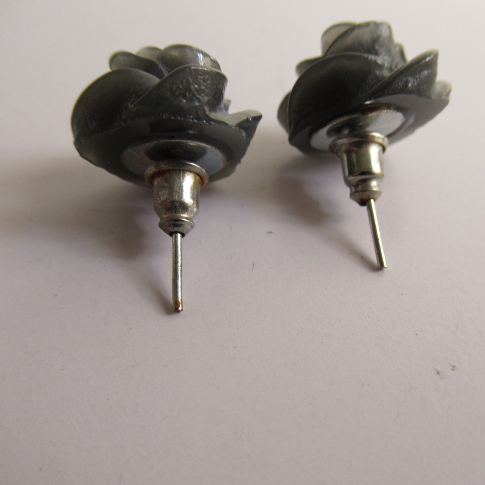 GRAY ROSE EARRINGS 🌹 - Picture 4 of 5